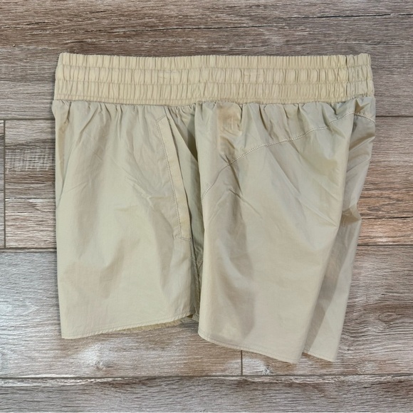 Under Armour‎ Women’s Flex Woven 3" Crinkle Shorts Active Size Medium Khaki Base - Picture 2 of 7